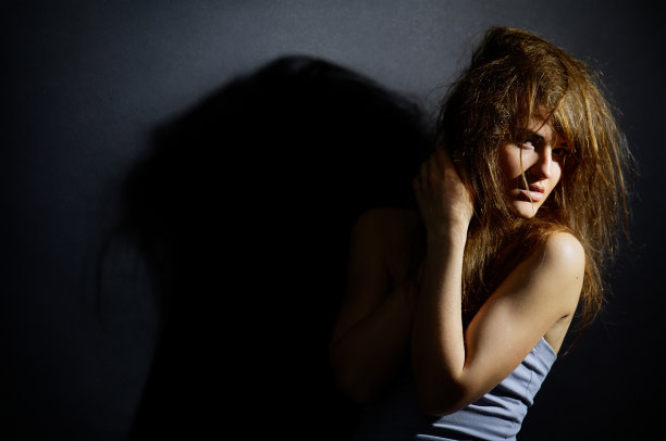 一位年轻女士的肖像图片下载