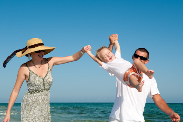 一家人在海边玩图片下载