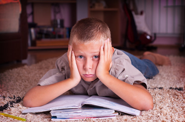 男孩读的书图片下载