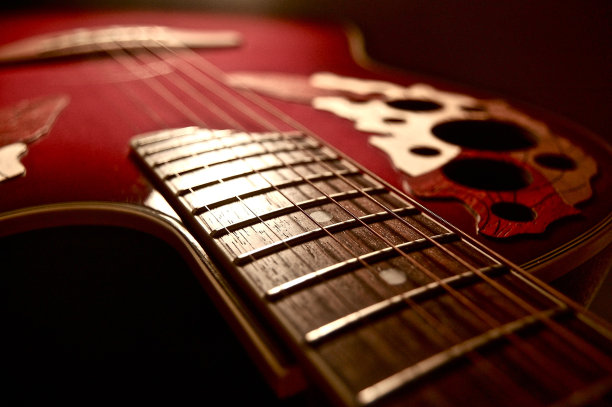 红色的木吉他图片下载