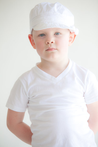 戴白色帽子，双手背在身后的女孩图片下载