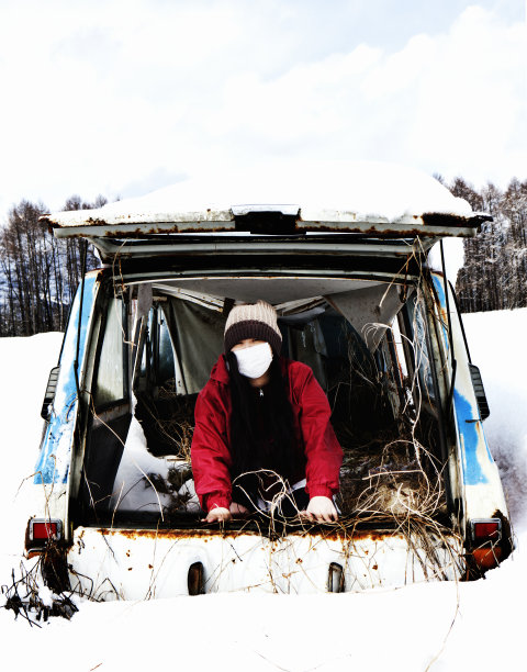 住在废弃车辆里的女人图片下载