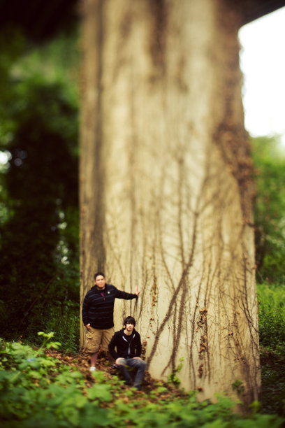 两个朋友旁边的一座大桥图片下载