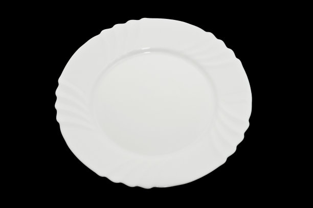 盘子里。孤立在黑色背景上图片下载