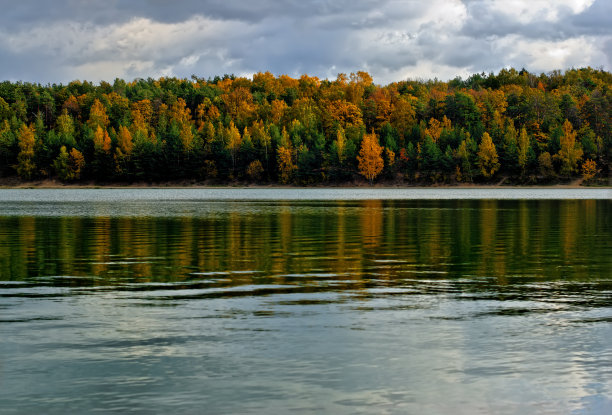 秋林映湖图片下载