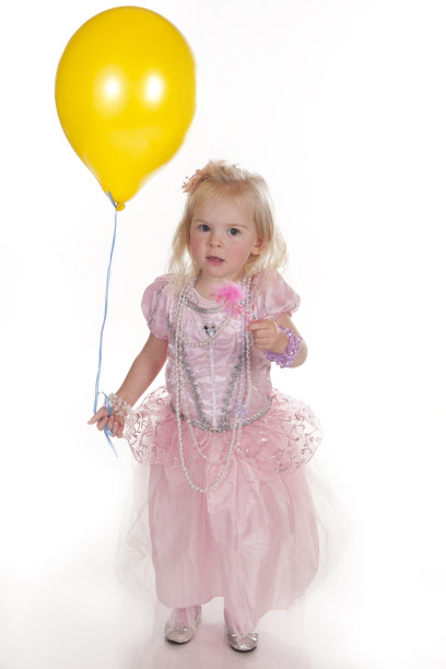 穿着粉红色公主裙的漂亮小女孩图片下载