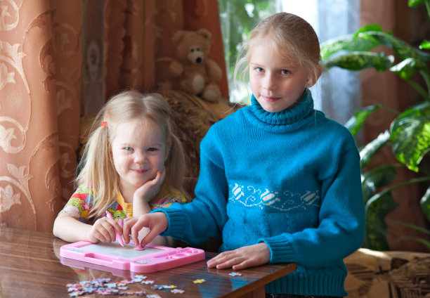 两个小女孩图片下载