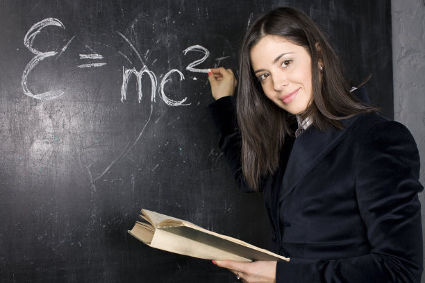 快乐可爱的学生在黑板上的肖像图片下载