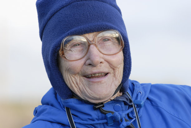 老妇人笑图片下载