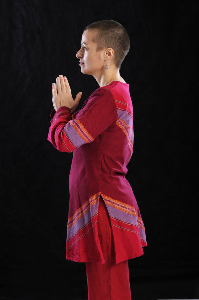 迎宾的女人穿红色的侧面图片下载