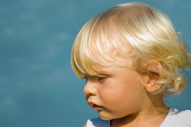 海滩上的金发小男孩图片下载