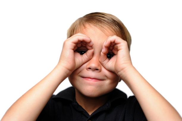 男孩透过手看观众图片下载