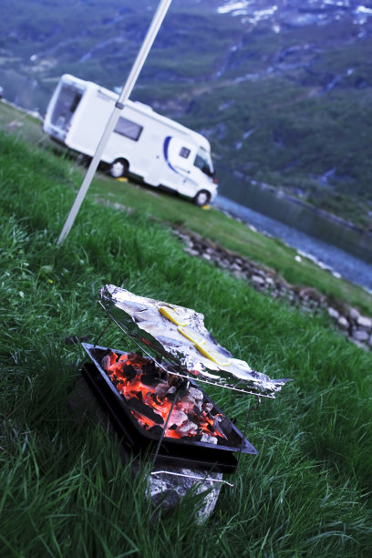 户外生活方式，烧烤和露营车图片下载