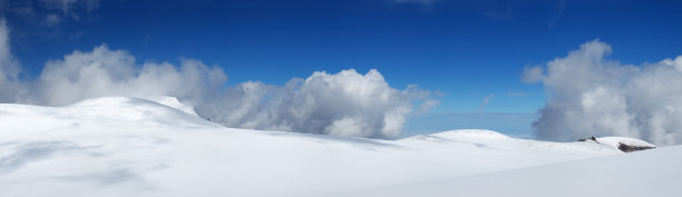 山上有雪图片下载