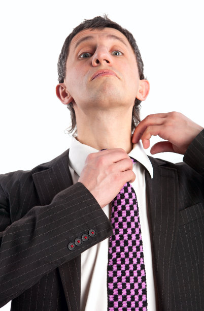 商人调整他的领带在白色图片下载