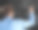 穿蓝衬衫的年轻人在黑板上做几何题图片下载
