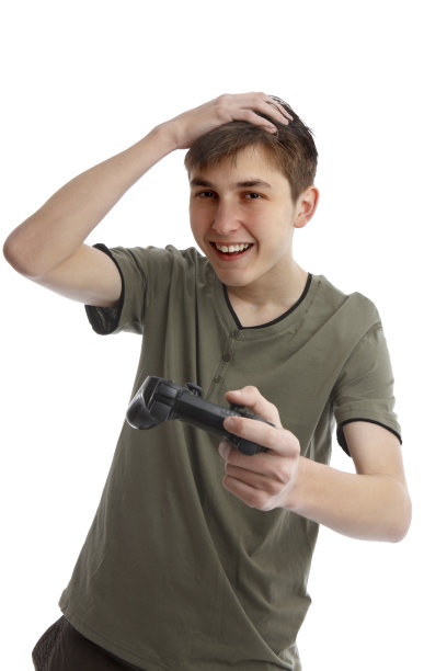 快乐的男孩与游戏控制器图片下载