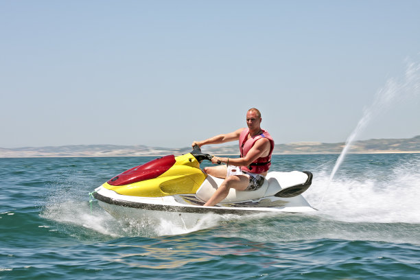 一个年轻人在大西洋上游弋图片下载