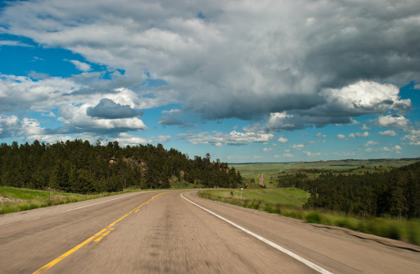 开车穿过大草原图片下载