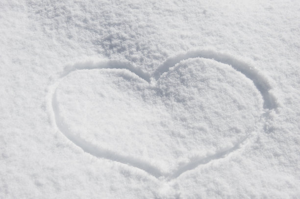 雪中的心图片下载