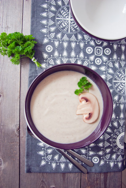 土豆奶油汤配香槟图片下载