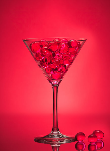 红色半透明的玻璃球图片下载