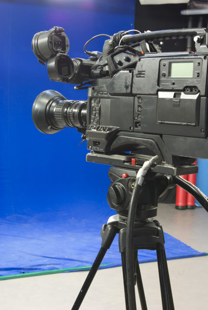 电视摄像机前面的蓝盒子图片下载