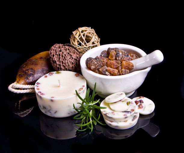 水疗概念与迷迭香黑色图片下载