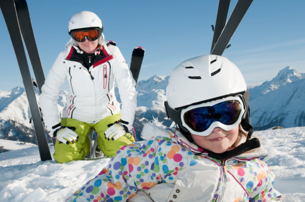 快乐的滑雪者在瑞士阿尔卑斯山图片下载