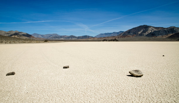 死亡谷赛马场盐湖的滑动岩石图片下载