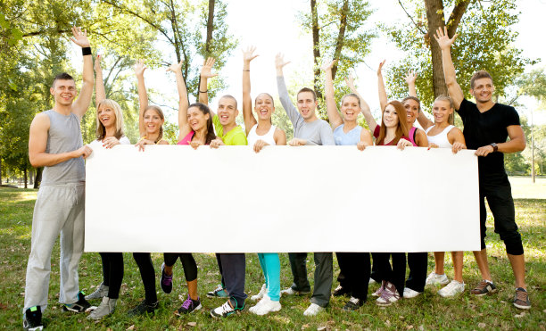 一群人拿着大白纸图片下载