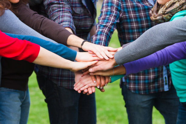 一群多种族学生，他们的手堆叠图片下载