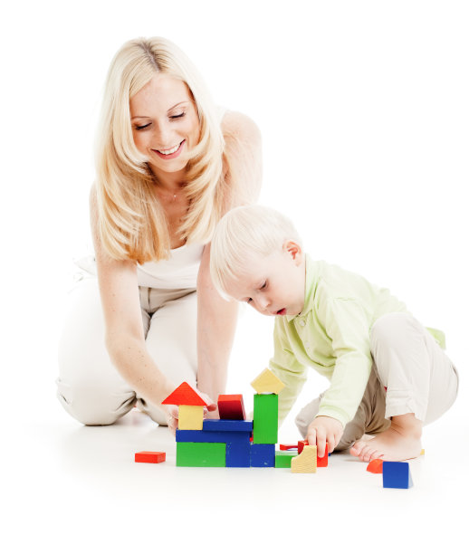 母亲和儿子一起玩积木，与世隔绝图片下载