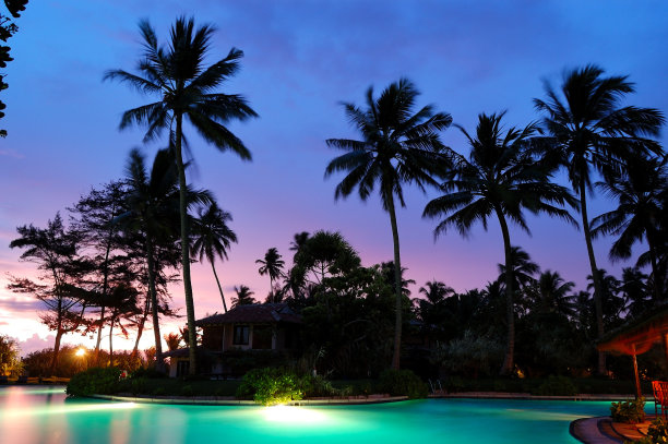 夕阳和照明游泳池，本托塔，斯里兰卡图片下载