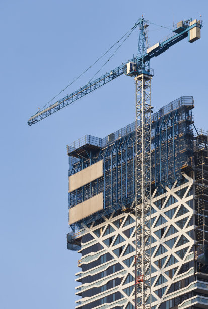 塔式起重机和摩天大楼图片下载