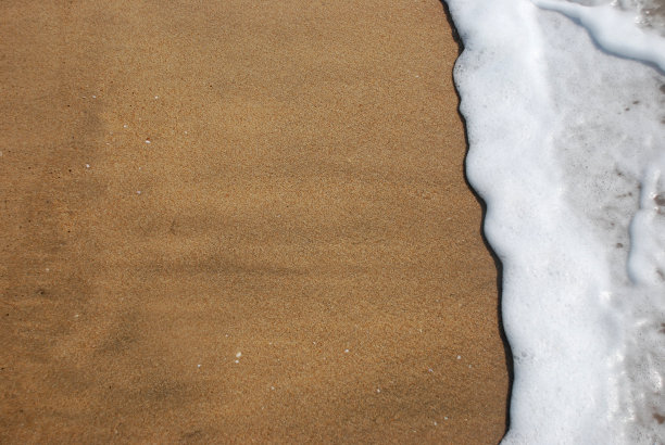 浪花和沙滩上的海水图片下载