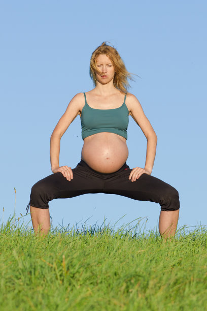 草地上的孕妇图片下载