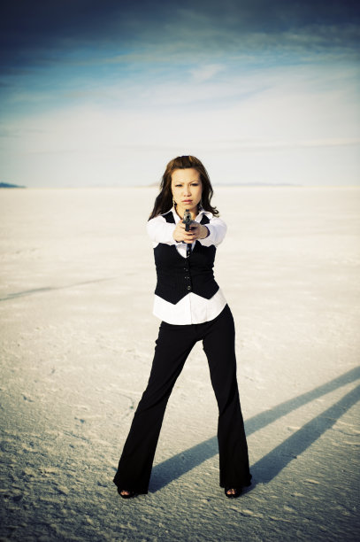 拿枪的女人图片下载