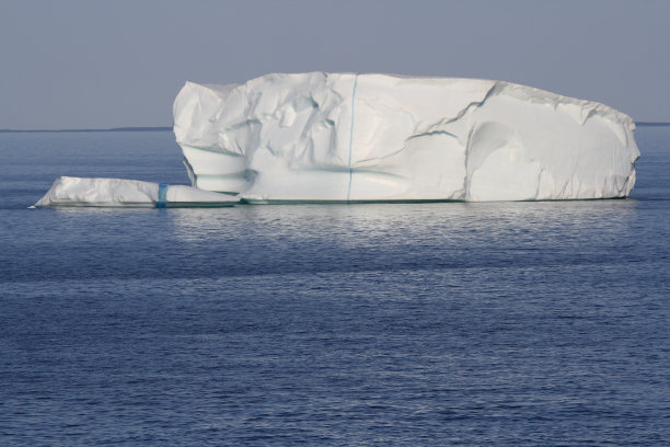 鹅湾的蓝色条纹冰山图片下载