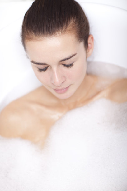 正在洗澡的女性。图片下载