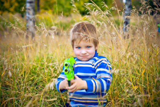 草丛里可爱的小男孩图片下载