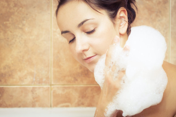 浴缸里充满泡沫的女人图片下载