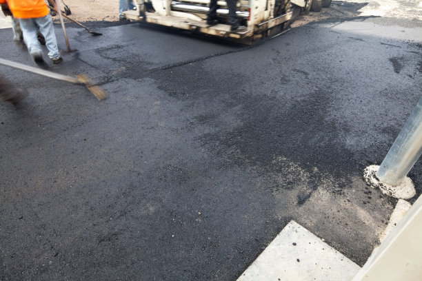 工人铺设新沥青图片下载