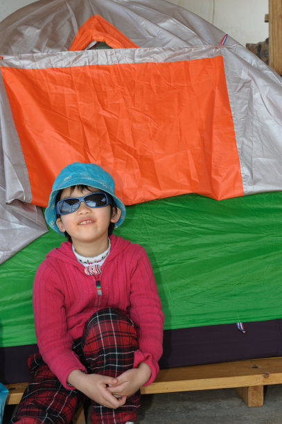 帐篷旁边的亚洲小孩图片下载