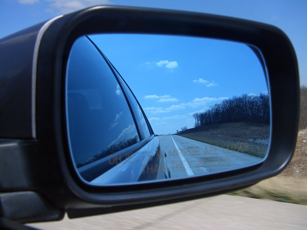 一面镜子反射图片下载