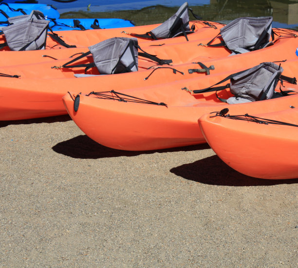 皮艇在海滩图片下载