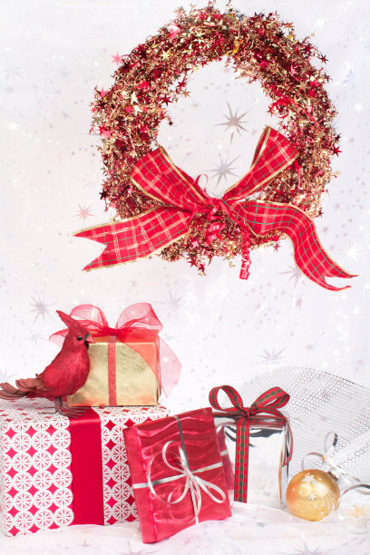 花环，圣诞礼物，丝带和装饰品图片下载