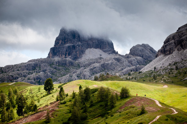 在山上远足。图片下载