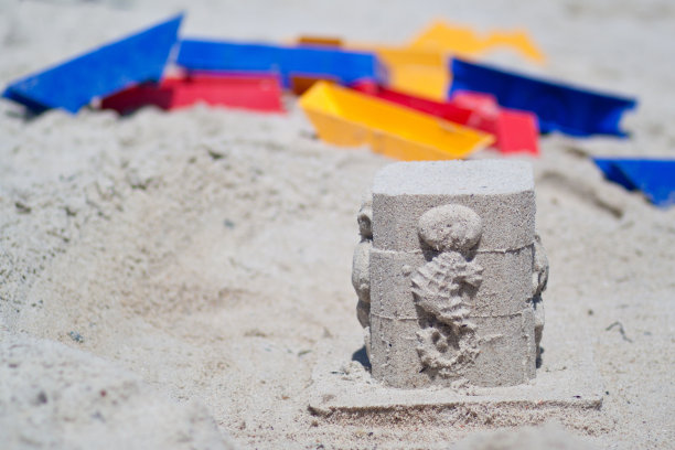 在沙滩上玩沙子图片下载