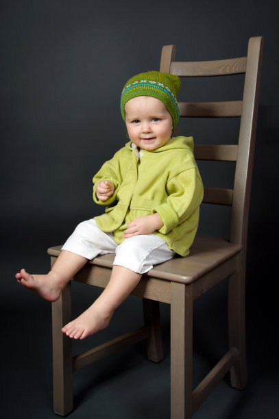 可爱的小女孩和大木椅在工作室图片下载